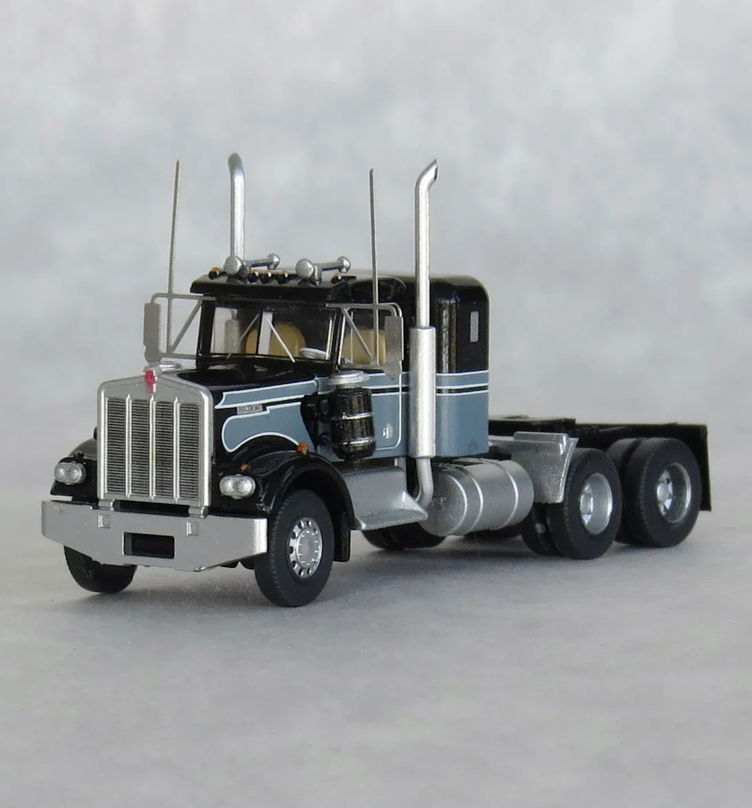 Kenworth W900 36" Seminole Tractor Blk/Gray N-Scale Trainworx