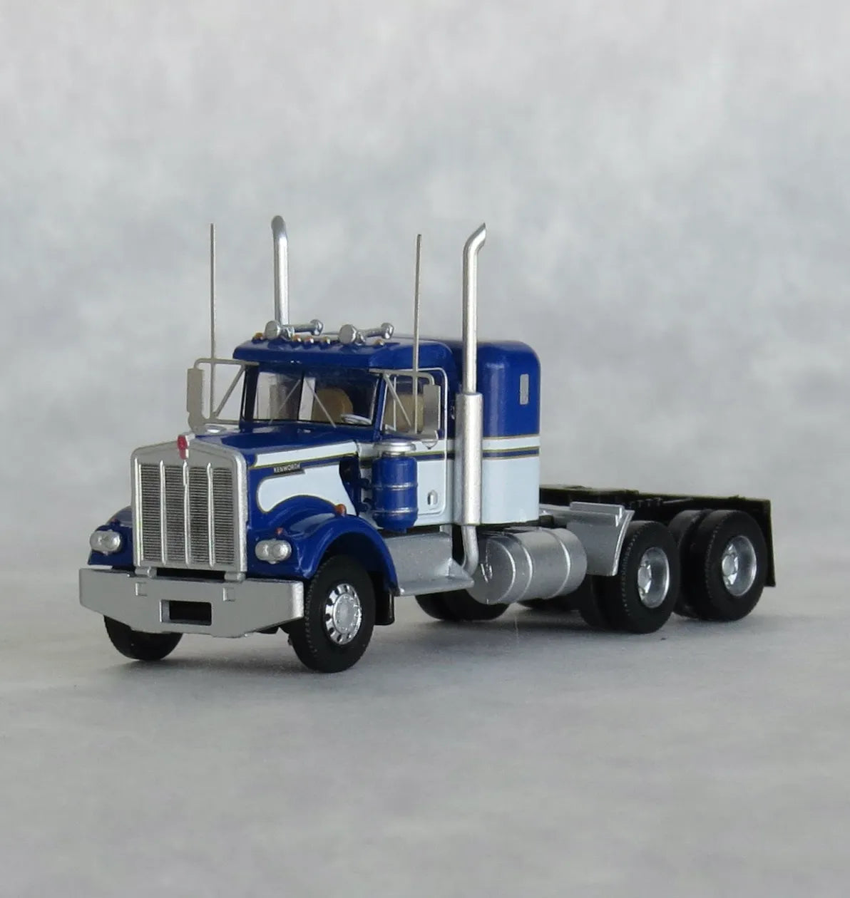 Kenworth W900 36" Seminole Tractor Blue/White N-Scale Trainworx